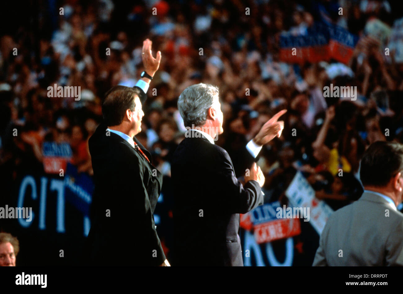 US-Präsident Bill Clinton mit Vizepräsident Al Gore Welle während einer Kundgebung der Kampagne nach der Annahme der Nominierung für die demokratische Partei bei der Democratic National Convention 1996 29. August 1996 in Chicago, IL. Stockfoto