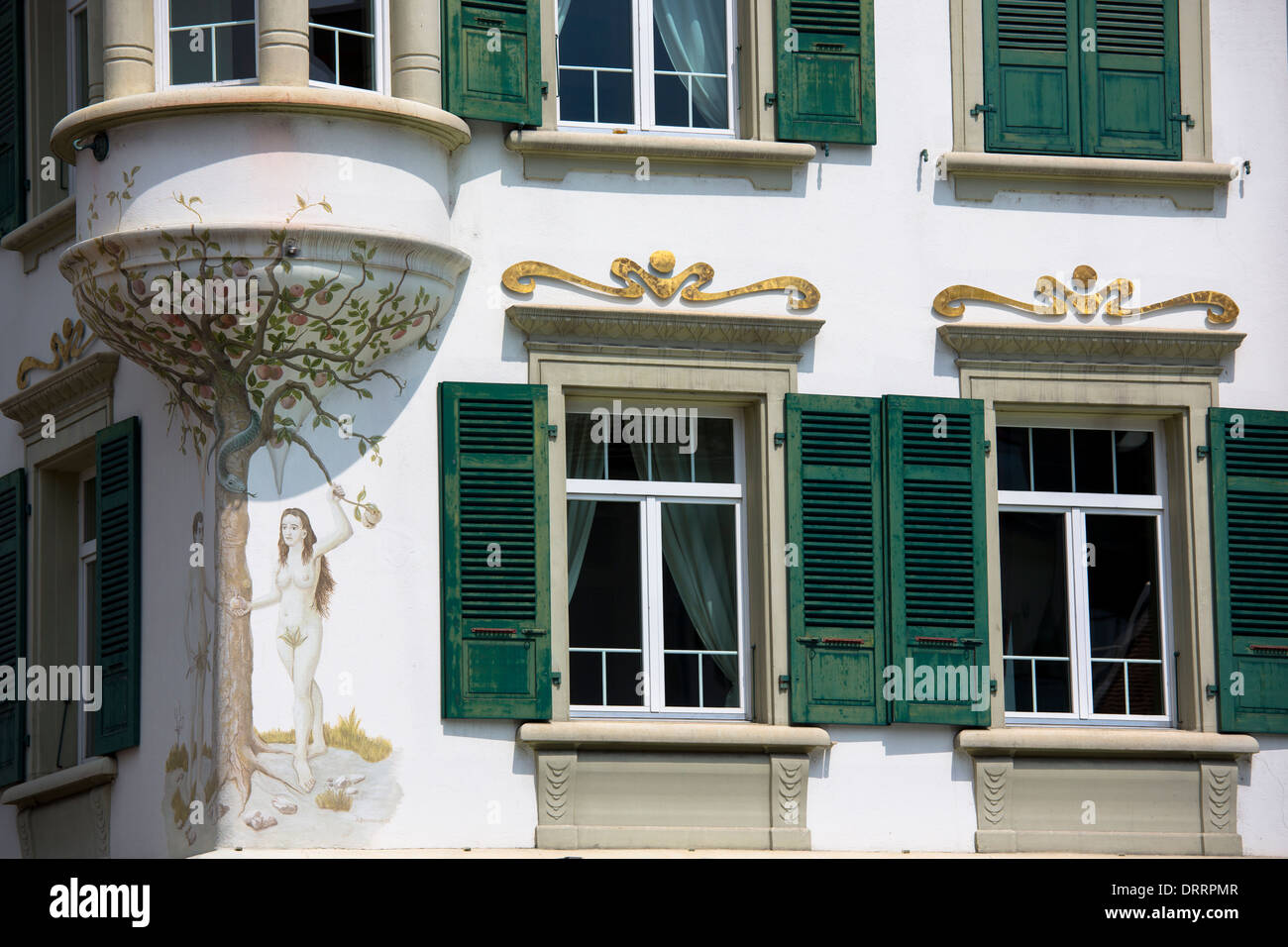 Wandbild von Adam und Eva im Garten Eden religiöse Szene im Marktplatz in Interlaken im Berner Oberland, Schweiz Stockfoto