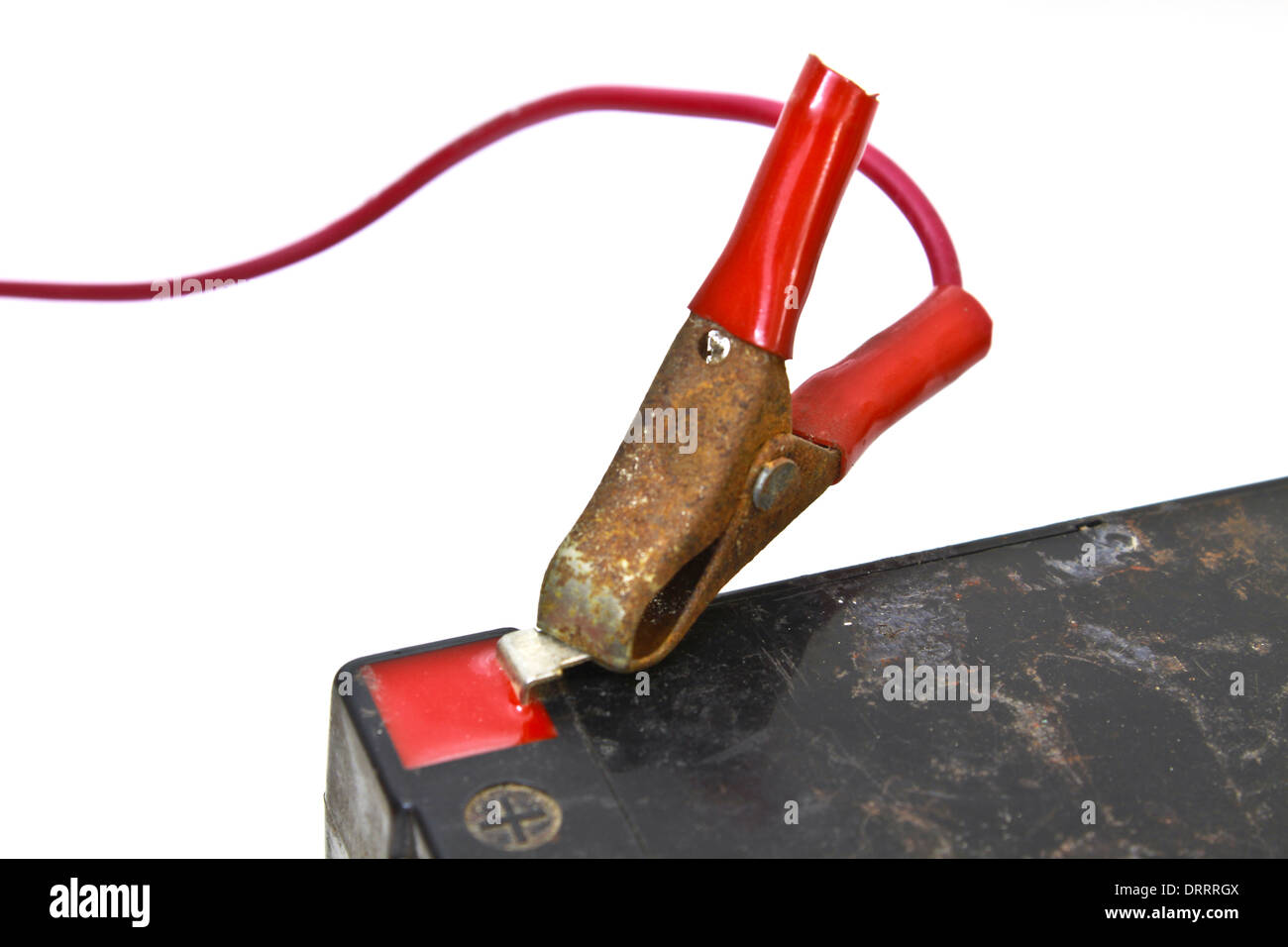 Klemmen Kabelklemmen rote und schwarze Krokodilklemmen für Wechselrichter/ Spannungswandler. Die Wäscheklammer klemmt den Zigarettenanzünder auf weißem  Hintergrund. Wechselrichter von Gleichstrom auf Wechselstrom von der Autobatterie  Stockfotografie - Alamy