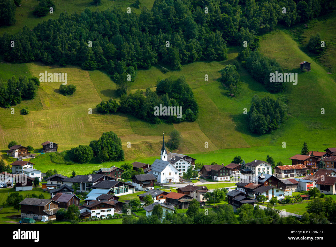 Schweizer Szene Kirche und Dorf Surrein in Mountain pass in der Region Graubünden, Schweiz Stockfoto