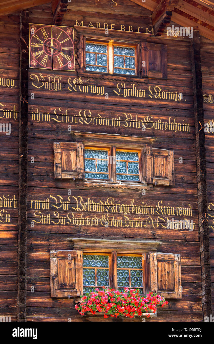Traditionelle Inschrift auf Schweizer Haus aus dem 18. Jahrhundert gebaut 1741 in Serneus in der Nähe von Klosters, Graubünden Region, Schweiz Stockfoto