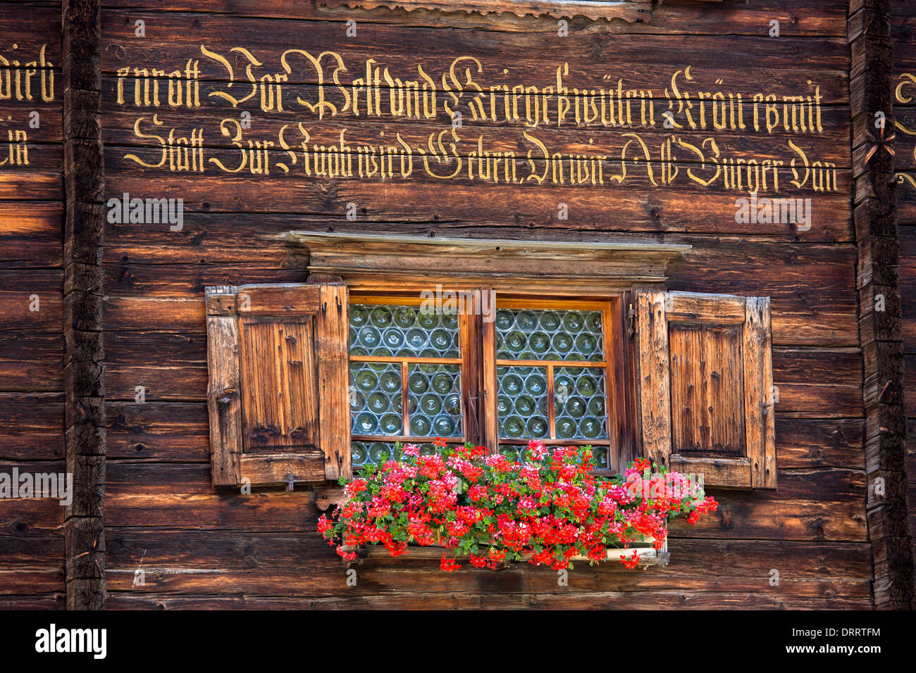 Traditionelle Inschrift auf Schweizer Haus aus dem 18. Jahrhundert gebaut 1741 in Serneus in der Nähe von Klosters, Graubünden Region, Schweiz Stockfoto