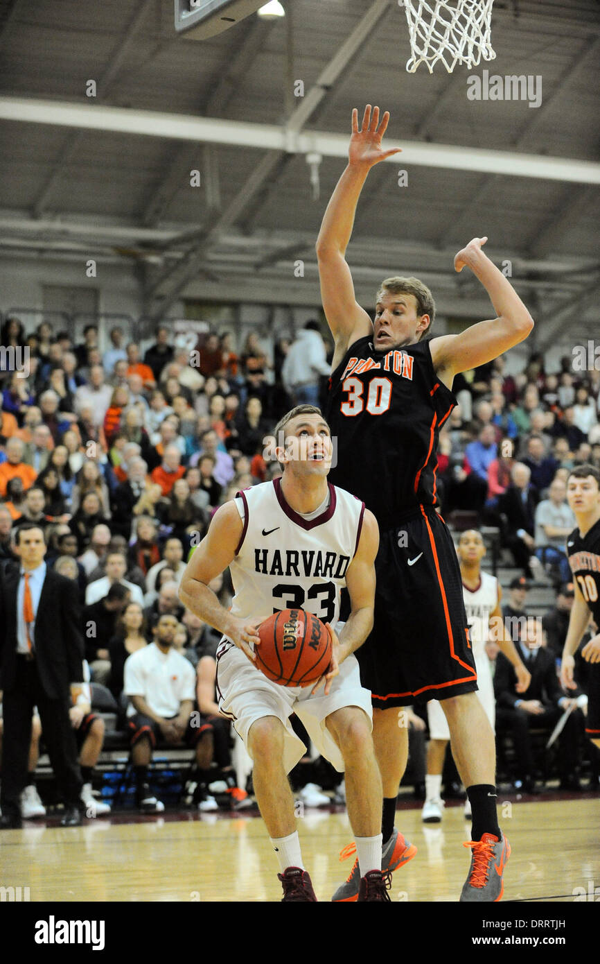 Boston, Massachusetts, USA. 31. Januar 2014. 31. Januar 2014 - Boston, Massachusetts, verteidigt USA - Princeton Tigers vorwärts Hans Brase (30) das Netz aus Harvard Crimson vorwärts Evan Cummins (33) bei der NCAA Basketball-Spiel zwischen den Tigern Princeton und Harvard Crimson im Lavietes-Pavillon in Boston, Massachusetts statt. Harvard besiegt Princeton 82 bis 76 in der regulären Spielzeit. Eric Canha/CSM. Bildnachweis: Csm/Alamy Live-Nachrichten Stockfoto