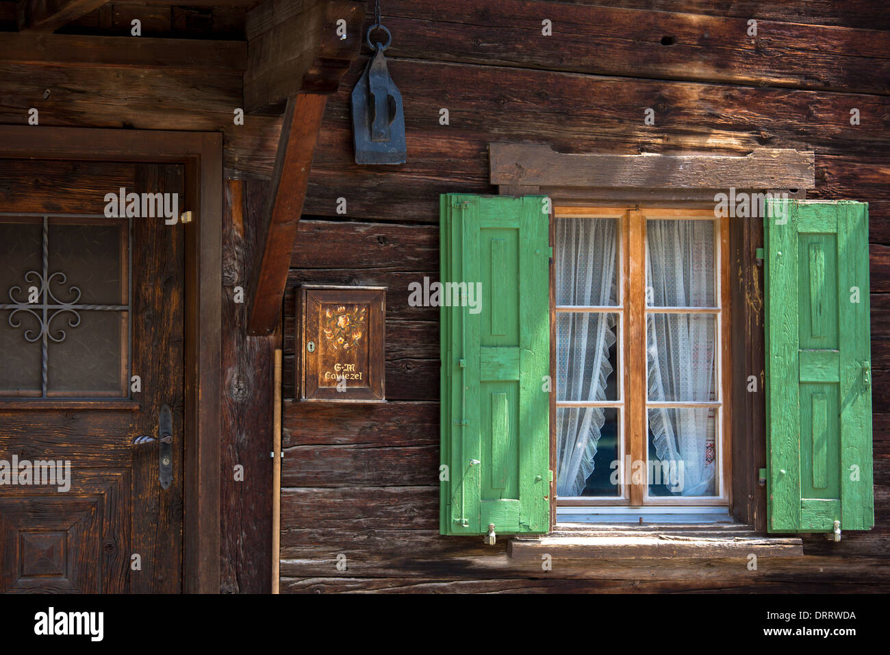 Typische Schweizer Holzchalet Stilhaus mit Stroh Pinsel in Serneus in der Nähe von Klosters in Graubünden Region, Schweiz Stockfoto