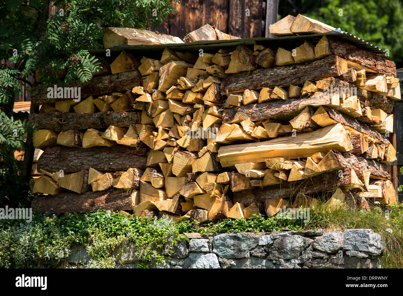 Logpile im typischen Schweizer Chalet aus Holz in Klosters in Graubünden Region, Schweiz Stockfoto