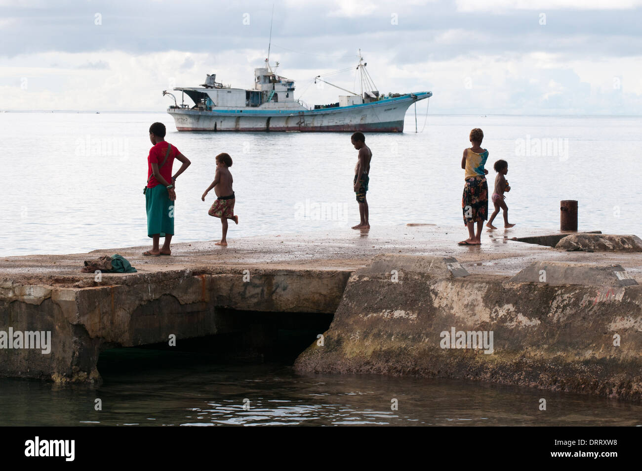 Kinder spielen am Hafen am Kavieng, die verschlafene Hauptstadt der Provinz New Ireland, Papua Neu Guinea Stockfoto