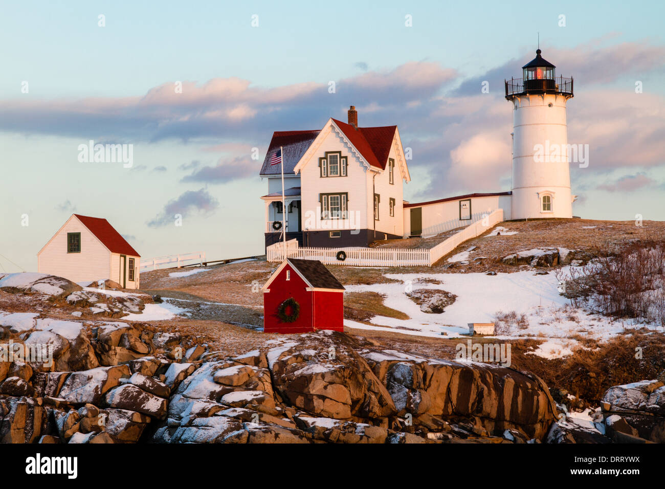 Späten Nachmittag Licht am Cape Neddick Lighthouse auch bekannt als Nubble Light in York, Maine. Stockfoto