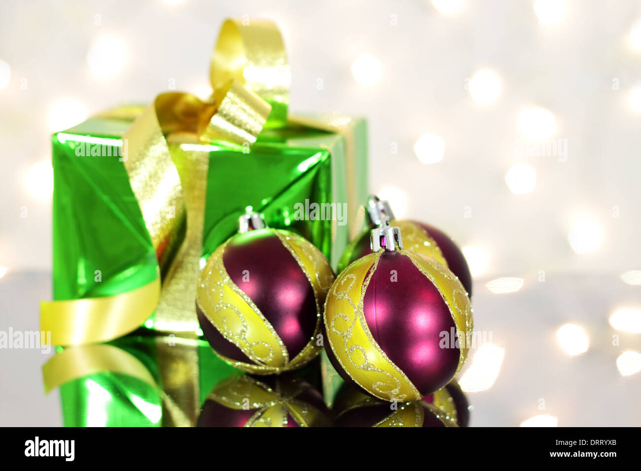 Drei rote Weihnachtskugeln und Geschenk-box Stockfoto