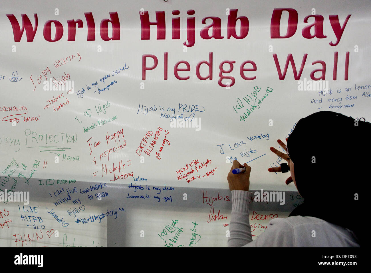 Quezon, Philippinen. 1. Februar 2014. Muslimischen und nichtmuslimischen Frauen unterzeichnet Zusagen zum Welttag Hijab in Quezon City am 1. Februar 2014. In World Hijab Day sind Frauen aus muslimischen und nichtmuslimischen Frauen eingeladen, Hijab (Schleier) tragen für einen Tag zur Förderung religiöser Toleranz und Verständnis, warum muslimische Frauen Hijab zu tragen. Bildnachweis: Mark Fredesjed Cristino/Alamy Live-Nachrichten Stockfoto