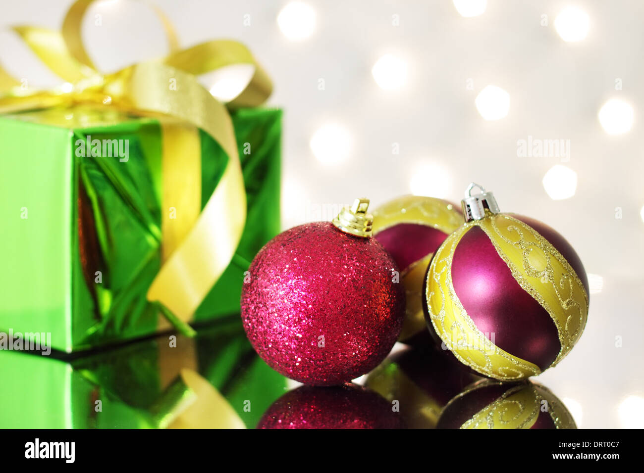 Drei rote Weihnachtskugeln und Geschenk-box Stockfoto