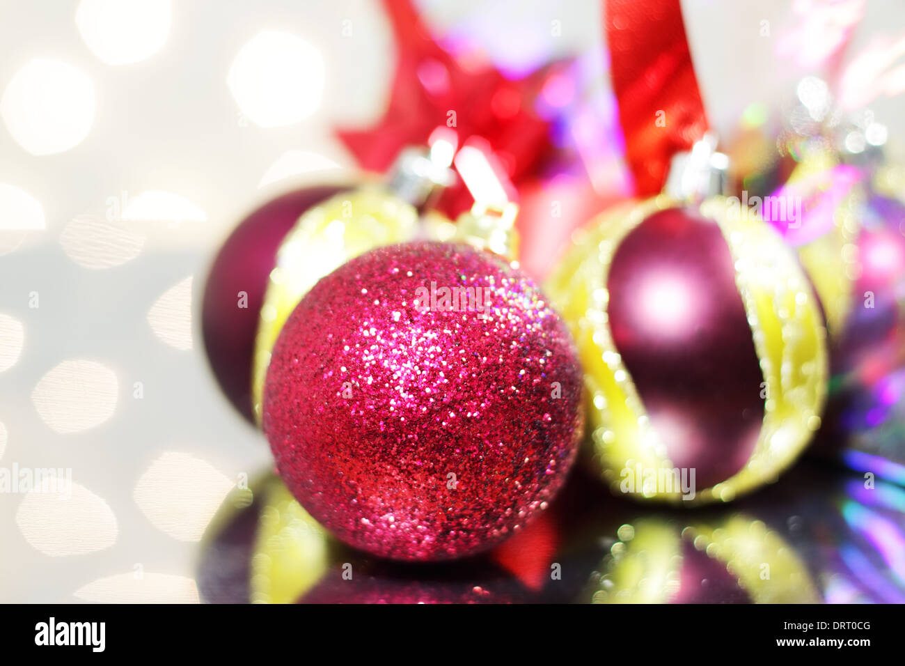 Drei rote Weihnachtskugeln Stockfoto