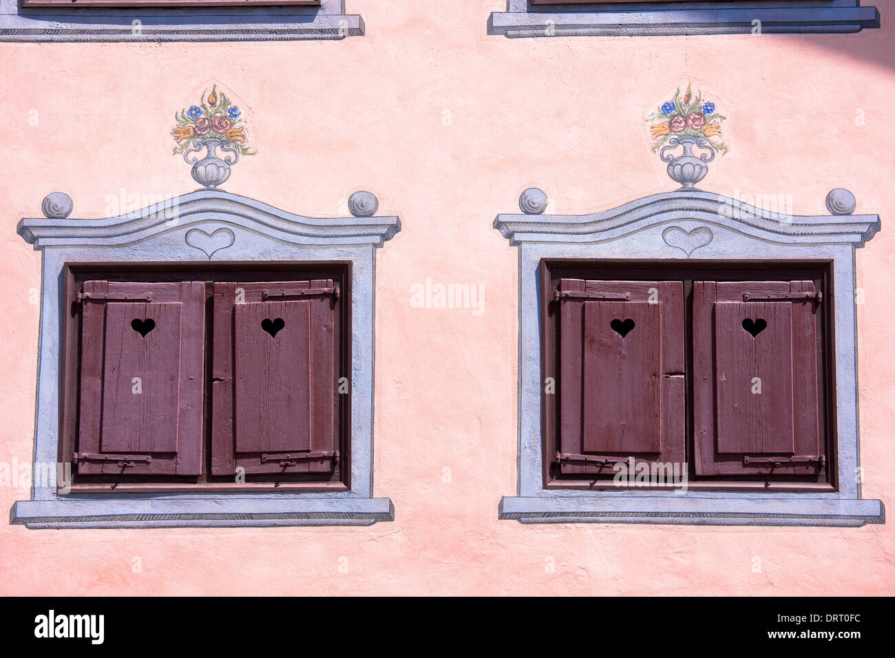 Fensterläden und Paint Effects auf einem traditionellen 18. Jahrhundert erbaute Haus 1765 in Klosters in Graubünden Region der Schweiz Stockfoto