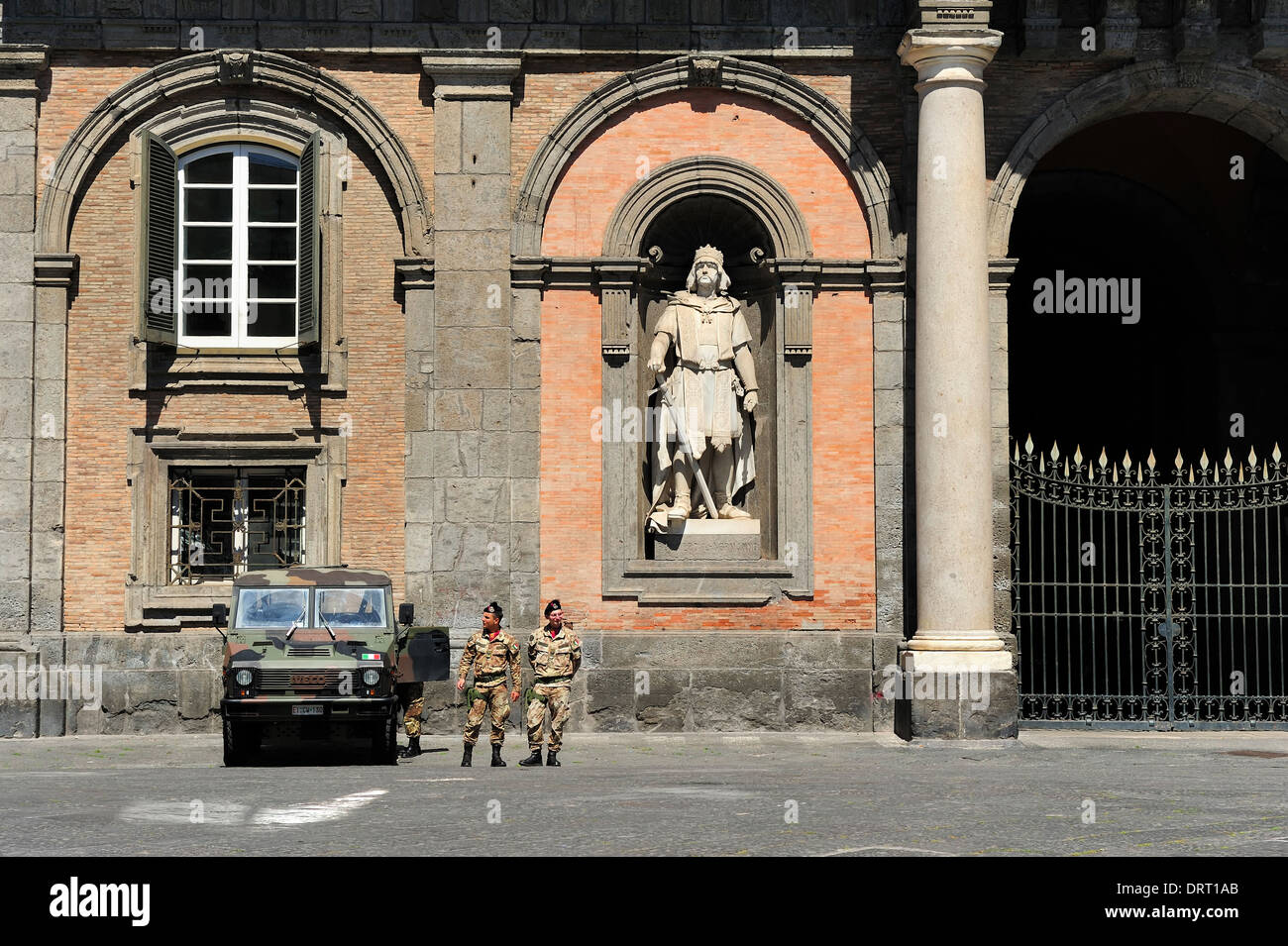 Wachen auf Piazza Plebiscito in der Nähe von Royal Palace, Neapel, Italien Stockfoto