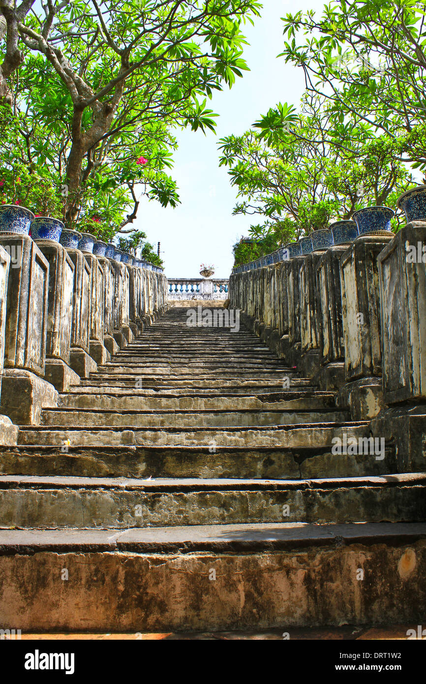 Treppe, die zu Fuß in den Park, Thailand Stockfoto