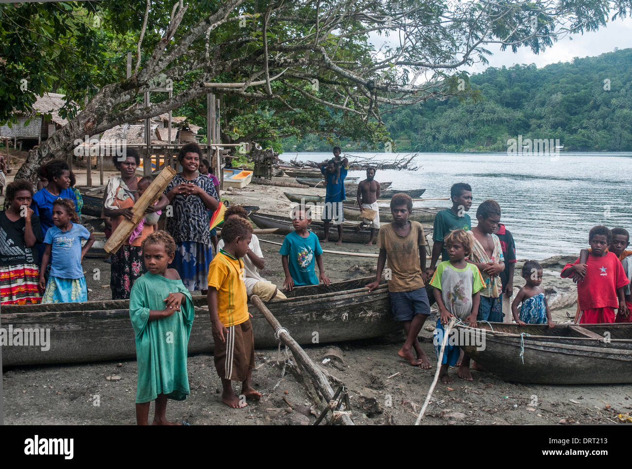 Melanesische Dorfbewohner auf Makira (San Cristobal) Island, Makira-Ulawa Provinz, begrüßen Besucher von einem Kreuzfahrtschiff einer Expedition Stockfoto