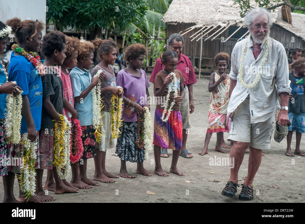 Melanesische Dorfbewohner auf Makira (San Cristobal) Island, Makira-Ulawa Provinz, begrüßen Besucher von einem Kreuzfahrtschiff einer Expedition Stockfoto