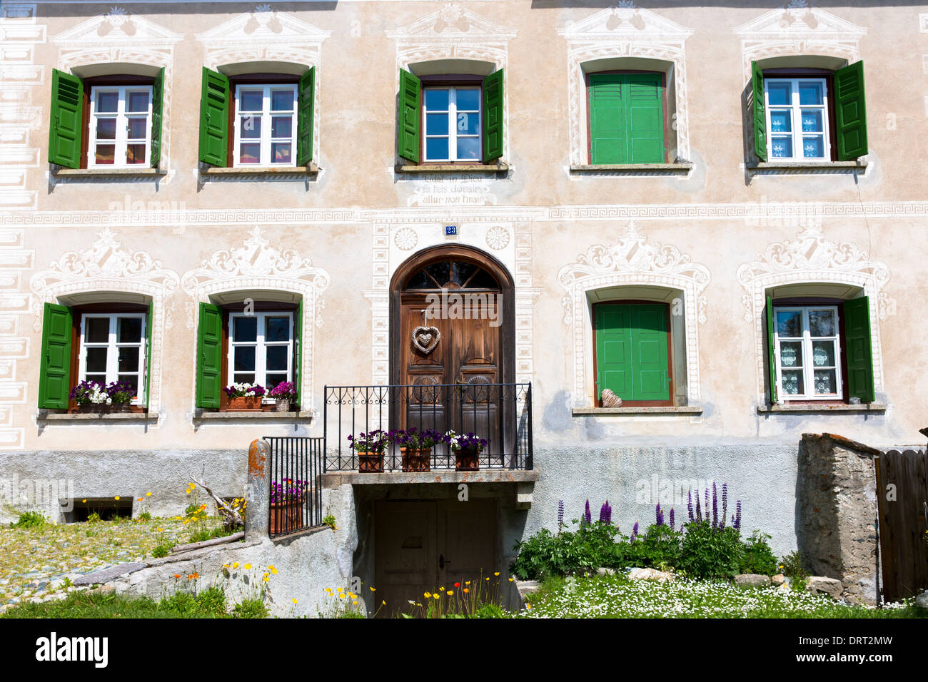 Haus im Engadin im Dorf Guarda mit alten bemalten 17. Jahrhundert Steinbauten, Schweiz Stockfoto