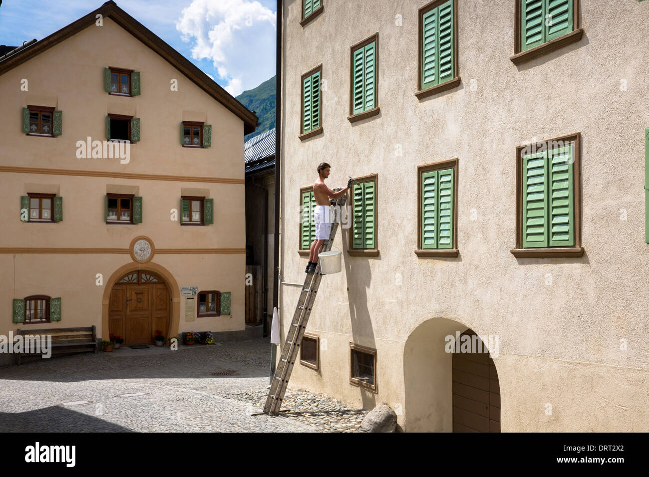 Mann-Malerei-Haus im Engadin Dorf Guarda mit alten bemalten 17. Jahrhundert Steinbauten, Schweiz Stockfoto