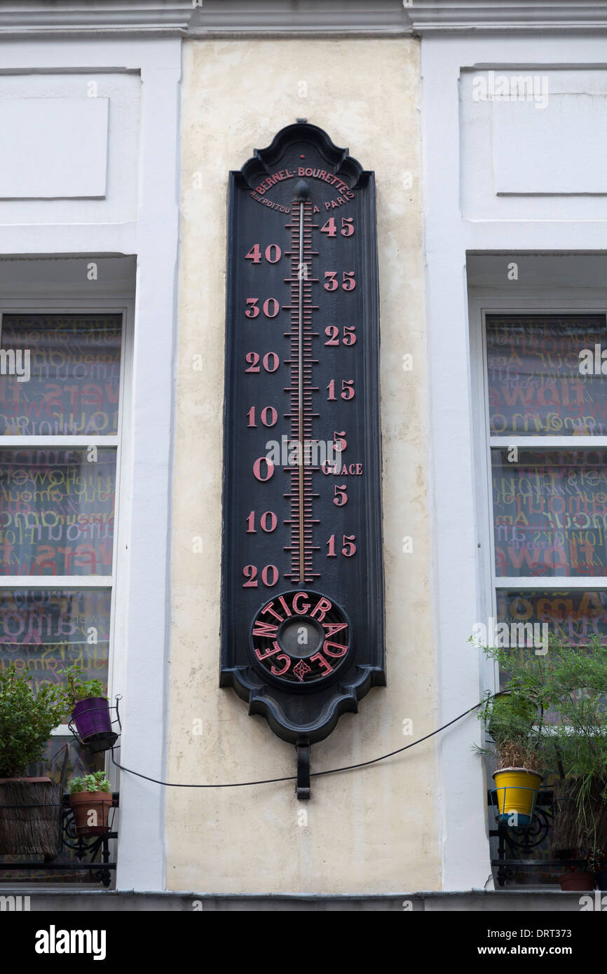 Riesen Thermometer (Anfang 20. Jh.) bei 36 rue de Poitou, Paris,  Frankreich; ehemaligen Instrument Fabrik & Hôtel du Thermomètre  Stockfotografie - Alamy