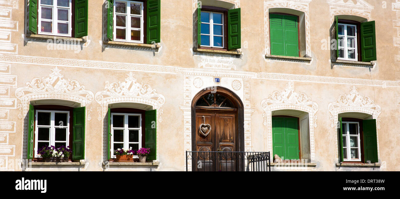 Haus im Engadin im Dorf Guarda mit alten bemalten 17. Jahrhundert Steinbauten, Schweiz Stockfoto