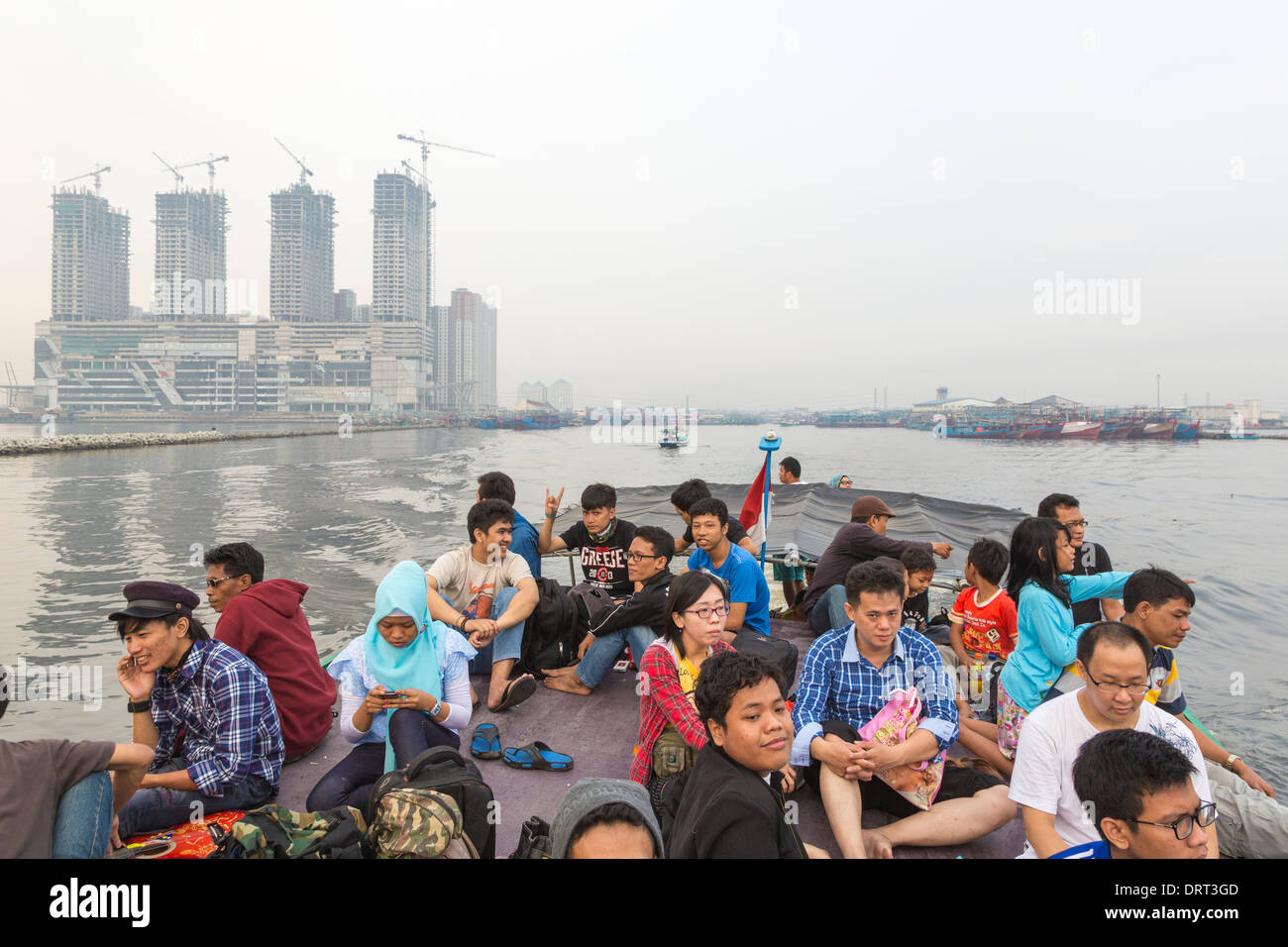 Überfüllte Fähre verlassen den Hafen von Muara Angke in Jakarta für die 1000 Inseln (Pulau Seribu), Indonesien Stockfoto