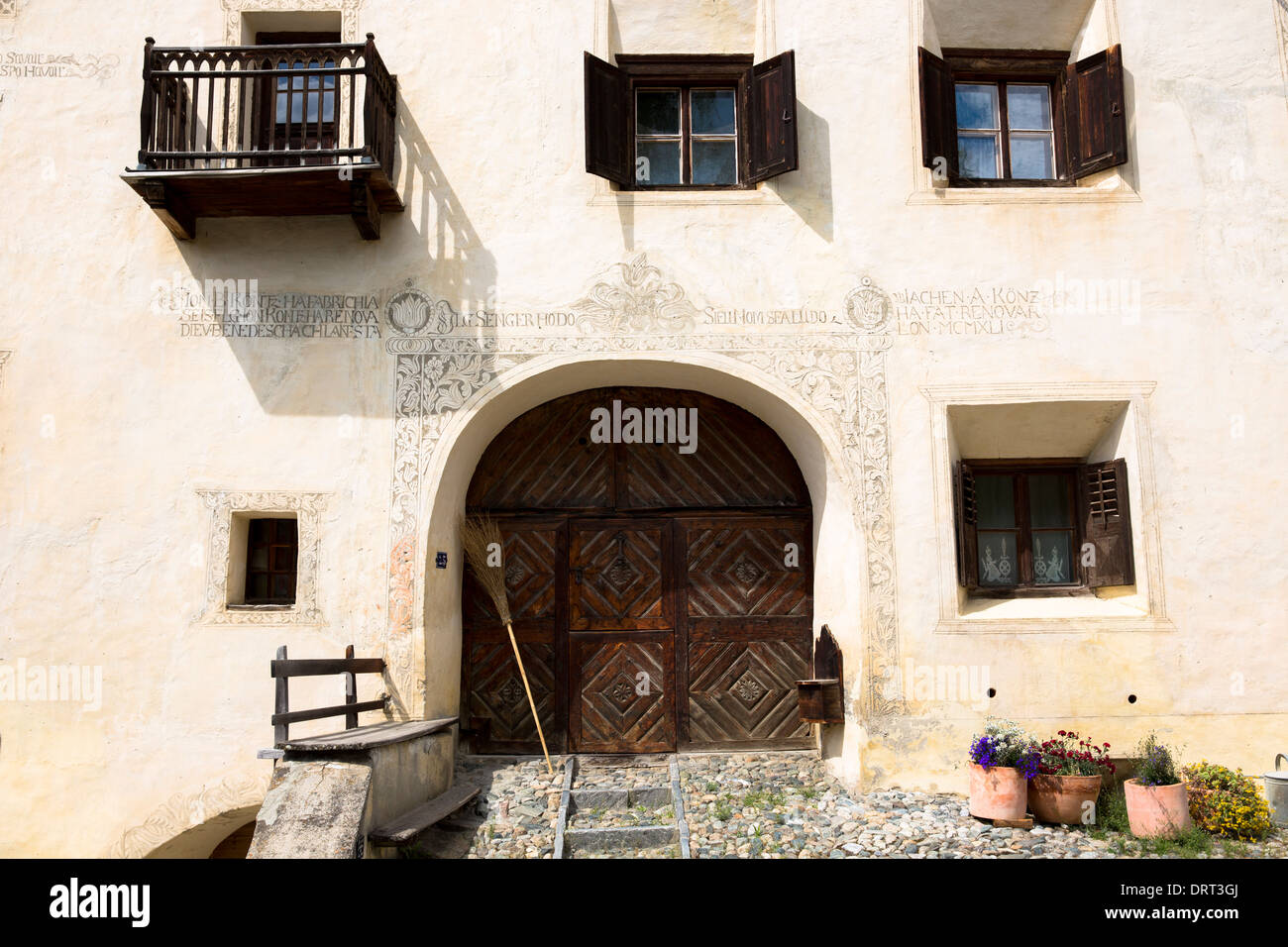 Haus im Engadin im Dorf Guarda mit alten bemalten 17. Jahrhundert Steinbauten, Schweiz Stockfoto