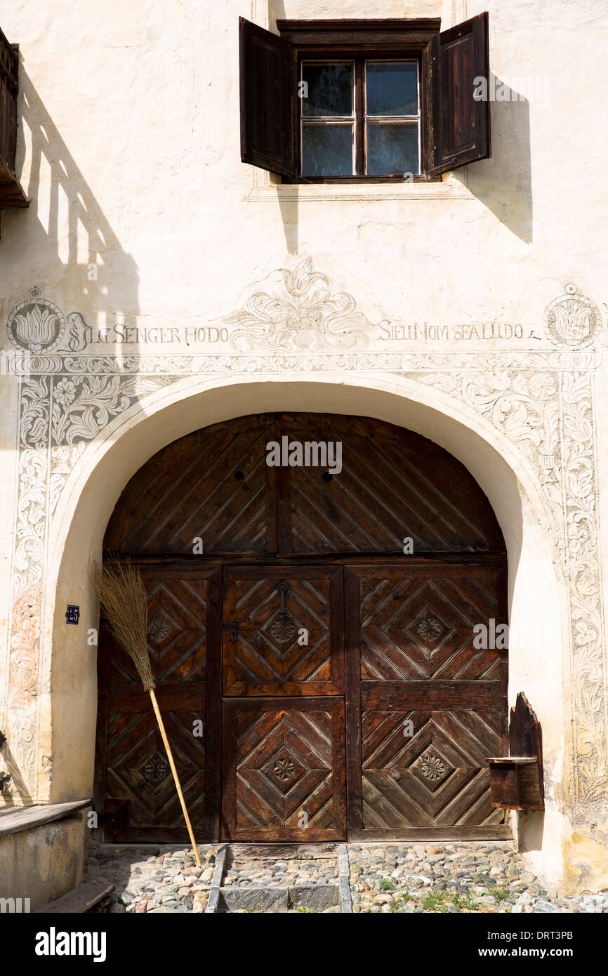 Haus im Engadin im Dorf Guarda mit alten bemalten 17. Jahrhundert Steinbauten, Schweiz Stockfoto