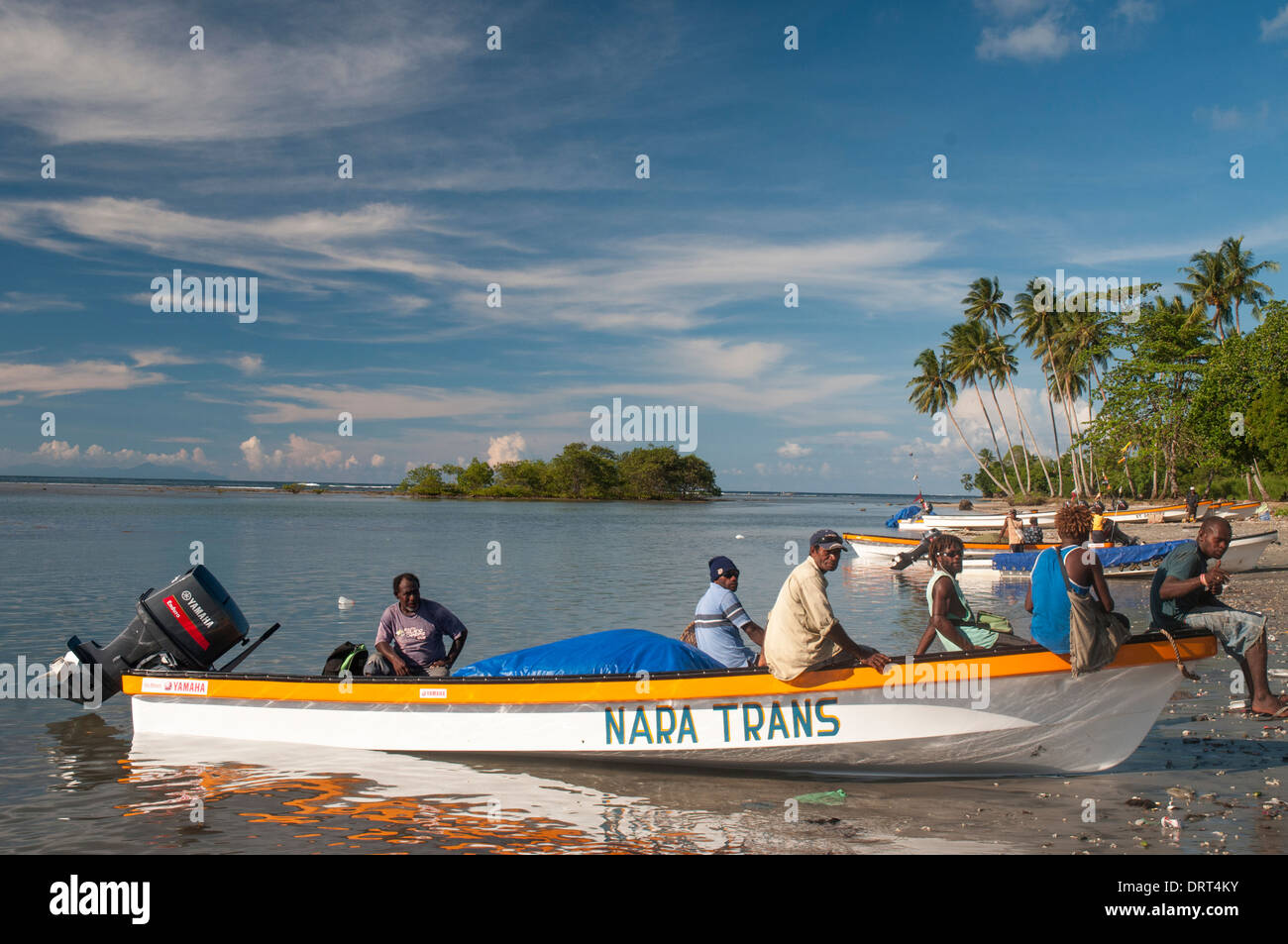 Schnellboote in Namatanai, an der Ostküste von New Ireland, Papua-Neuguinea. Die Boote bedienen die Goldmine auf Lihir Island, vor der Küste. Stockfoto