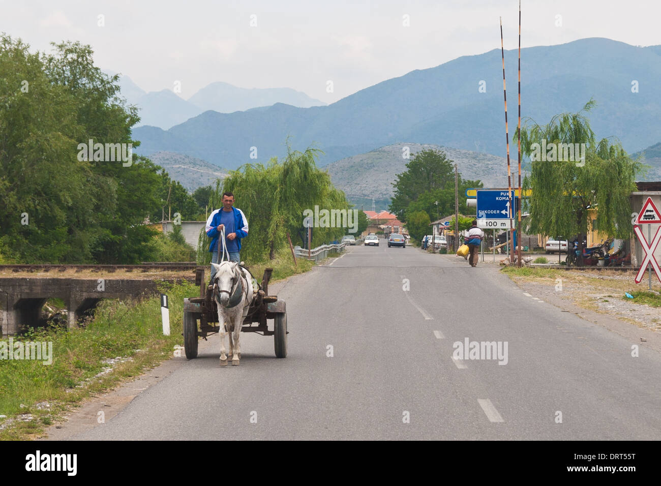 Pferdekutsche auf einer albanischen Straße Stockfoto
