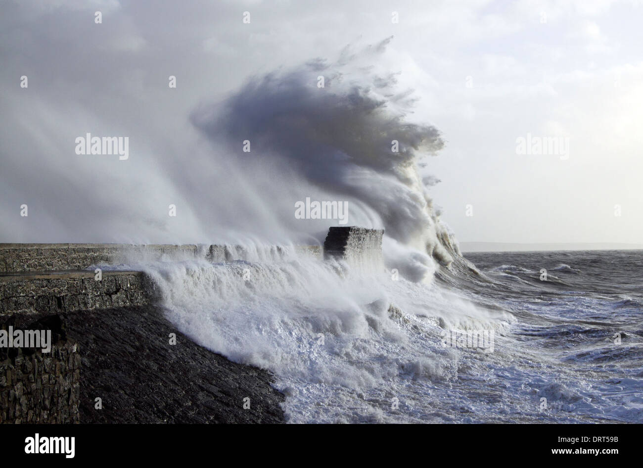 Stormy Seas Teig Porthcawl pier Stockfoto