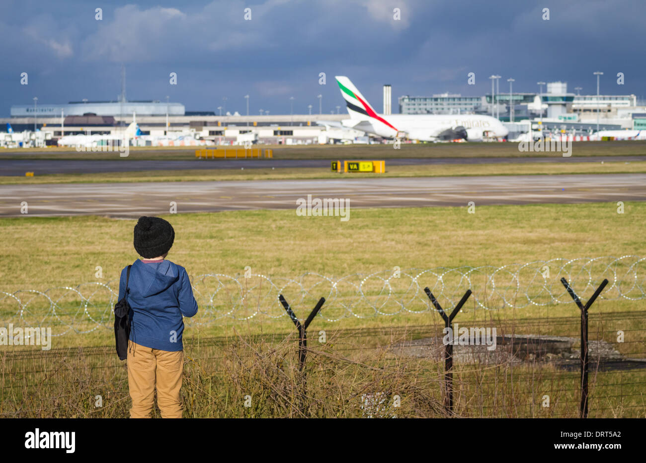 Junge gerade Flugzeuge am Flughafen Manchester Stockfoto