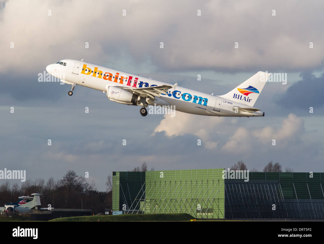 Balkan Urlaub Airbus A320-232 LZ-BHG ausziehen aus Manchester Airport Stockfoto
