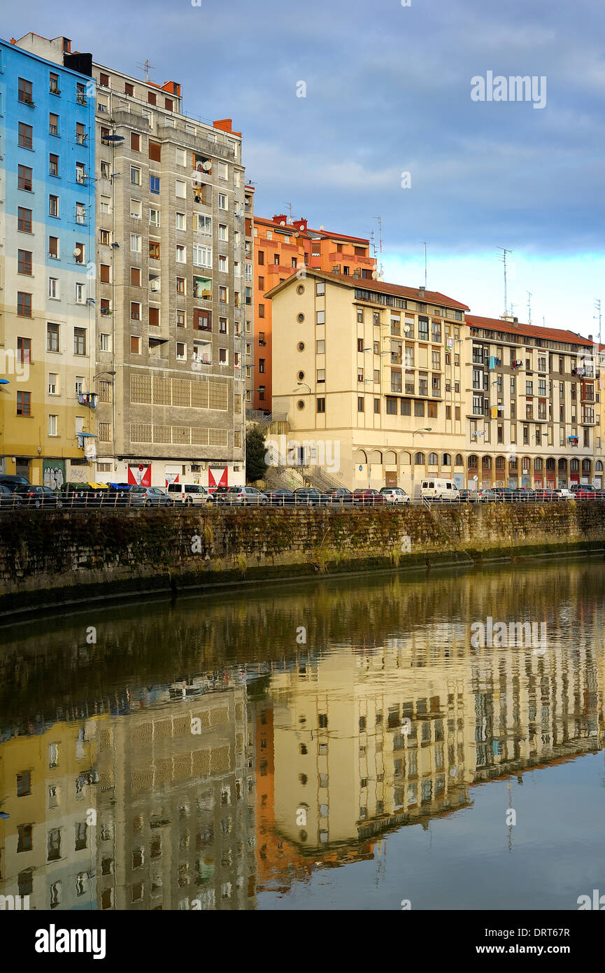 Bilbao am Flussufer, Nervion River, Biskaya, Baskisches Land, Spanien, Europa Stockfoto