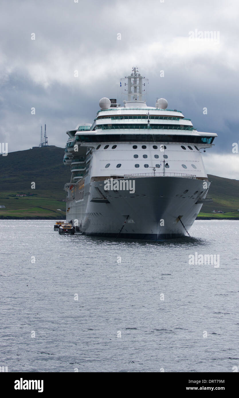 Passagiere aussteigen der Kreuzfahrtschiffes Schiff "Brilliance Of The Seas" in Bressay Ton, Shetland, Besuch von Lerwick verankert. Stockfoto