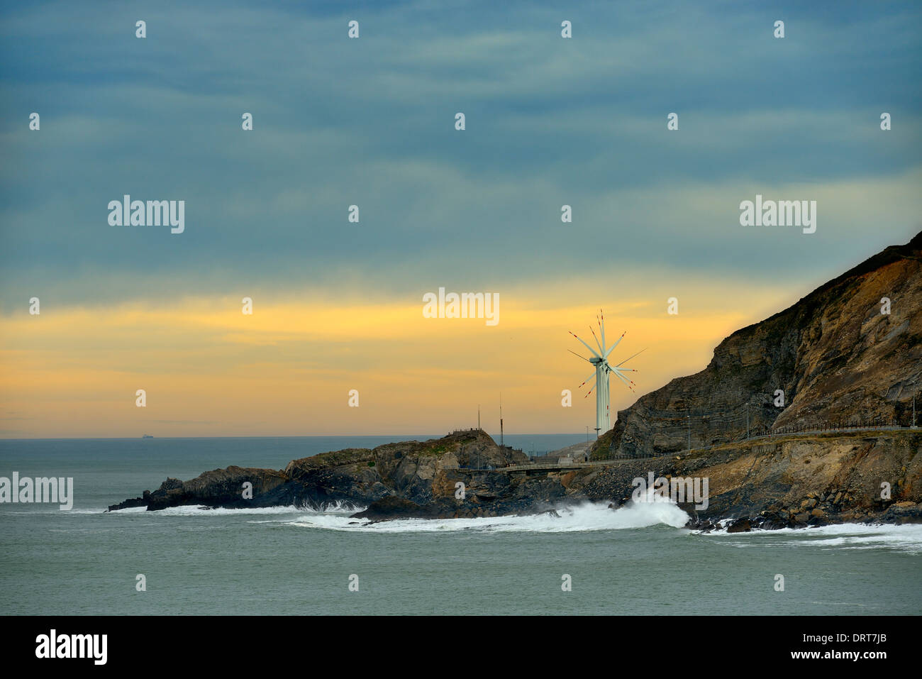 Windkraftanlagen in Punta Lucero Ufer, Muskiz, Biskaya, Bizkaia, Baskenland, Baskenland, Spanien, Europa Stockfoto