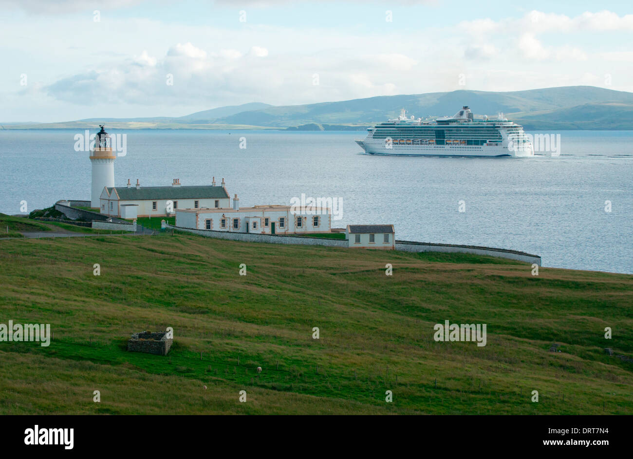 "Brilliance Of The Seas" Kreuzfahrtschiff vorbei Bressay-Insel-Leuchtturm, Shetland. Stockfoto