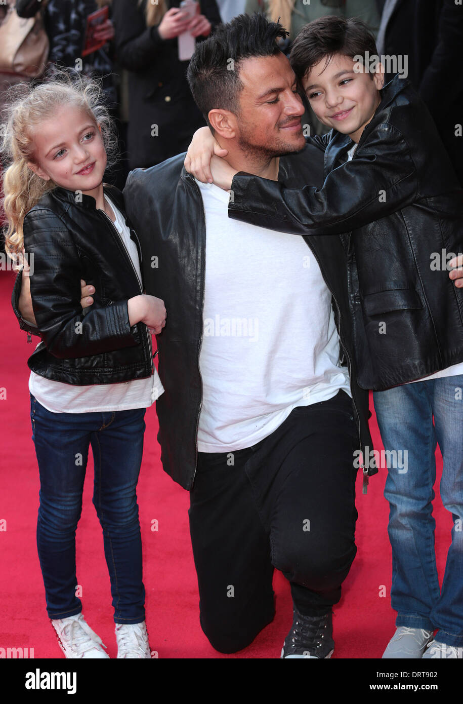 London, UK, 1. Februar 2014 Peter Andre mit seinen beiden Kindern Princess Tiaamii Crystal Esther Andre und Junior Savva Andreas Andre kommt für die VIP Gala Screening von "Herr Peabody & Sherman 3D" Vue Kino, Leicester Square, London Foto: MRP Credit: MRP/Alamy Live News Stockfoto