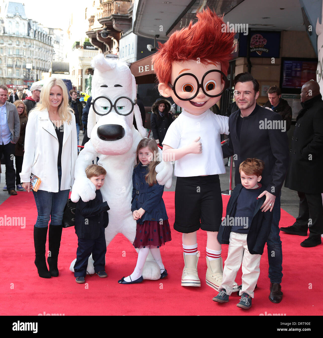 London, UK, 1. Februar 2014 Shane Filan, Gillian Walsh Filan und ihre drei Kinder, Nicole Rose Filan, Shane Peter Filan und Patrick Michael Filan kommen für die VIP Gala Screening von "Herr Peabody & Sherman 3D' Vue Kino, Leicester Square, London Foto: MRP Credit: MRP/Alamy Live News Stockfoto