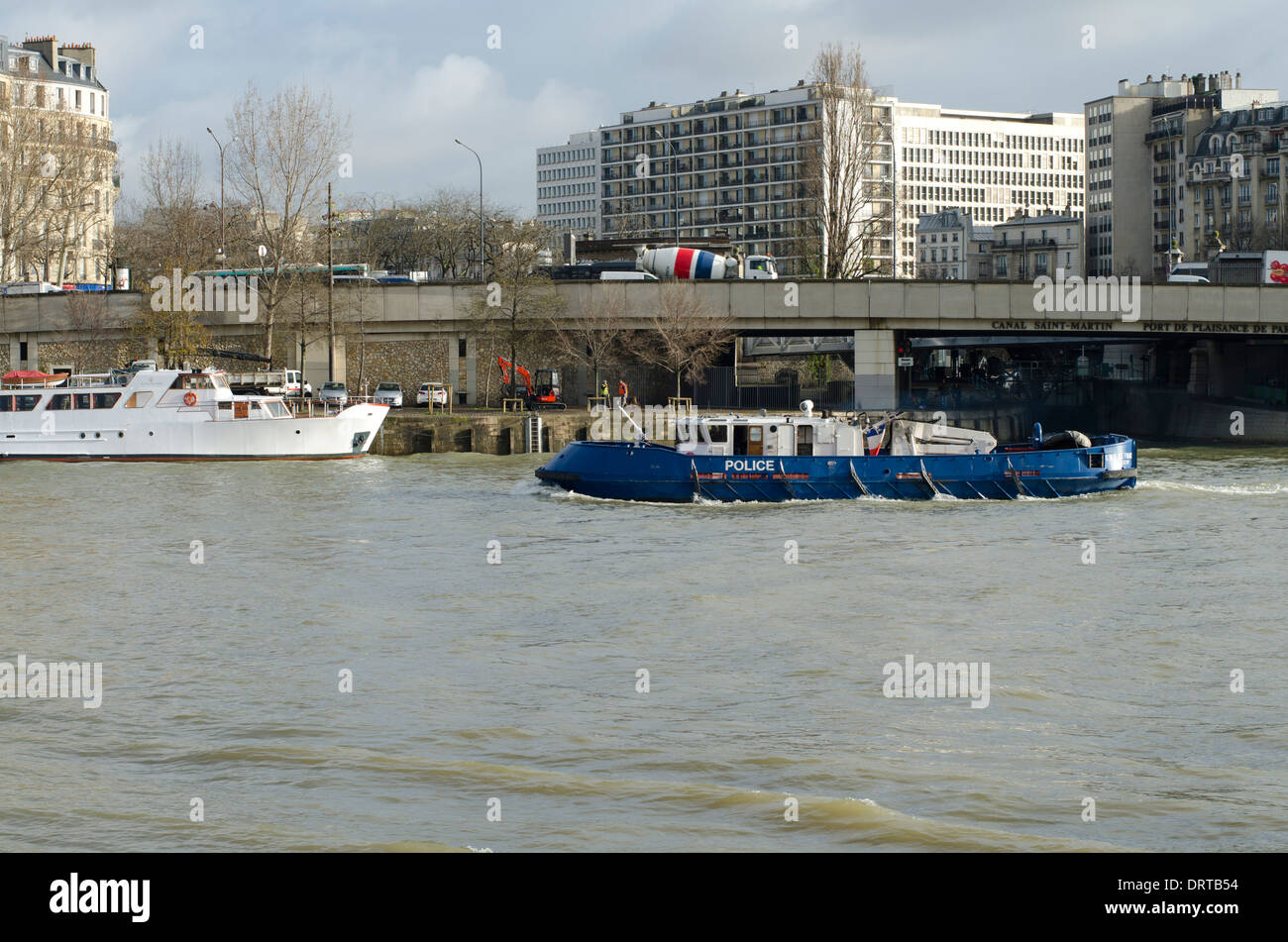 Französisch Wasser Polizeiboot der maritimen Gendarmerie patrouillieren die Seine in Paris, Frankreich Stockfoto