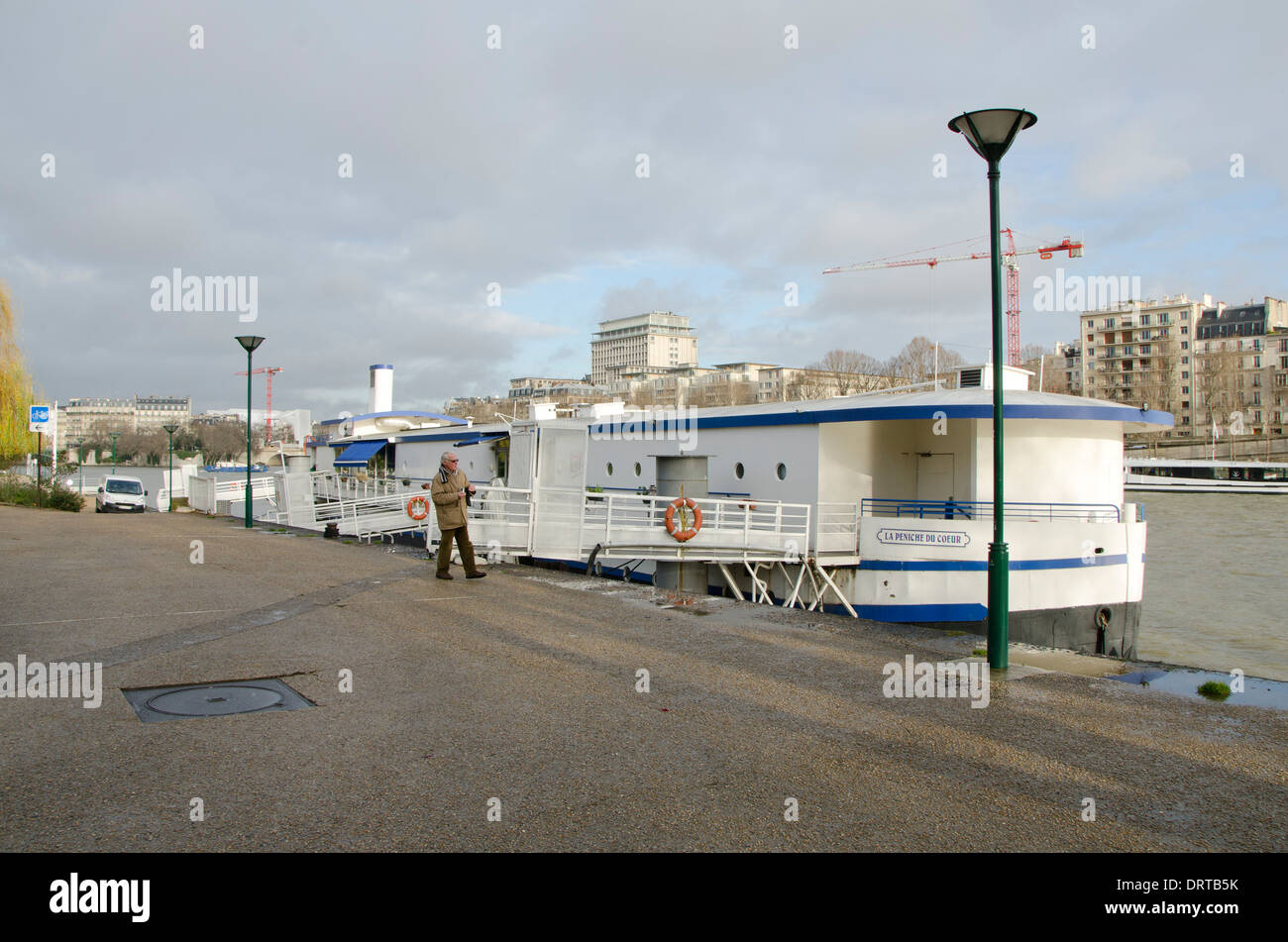 Restaurant du Coeur Wohltätigkeitsorganisation für Obdachlose - Peniche du Coeur an der Seine Paris-Frankreich Stockfoto