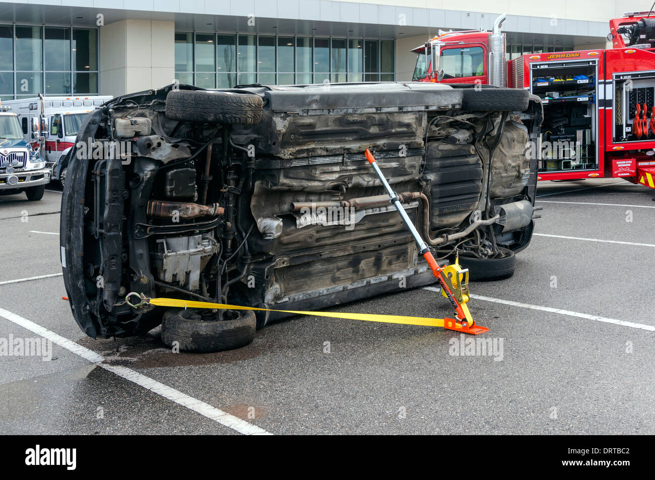 Bereitgestellte portable Auto Federbein Federbeine System unterstützt umgestürzten Auto. Stockfoto