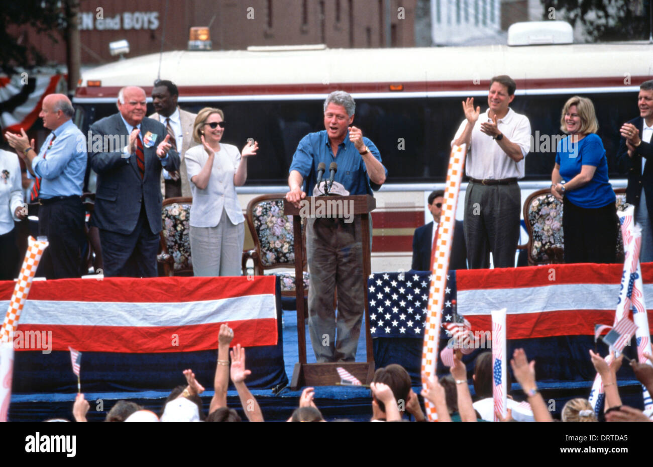 US-Präsident Bill Clinton mit Vizepräsident Al Gore während einer Kampagne Stop auf ihre Bustour 31. August 1996 in Dyersburg, TN. Stockfoto