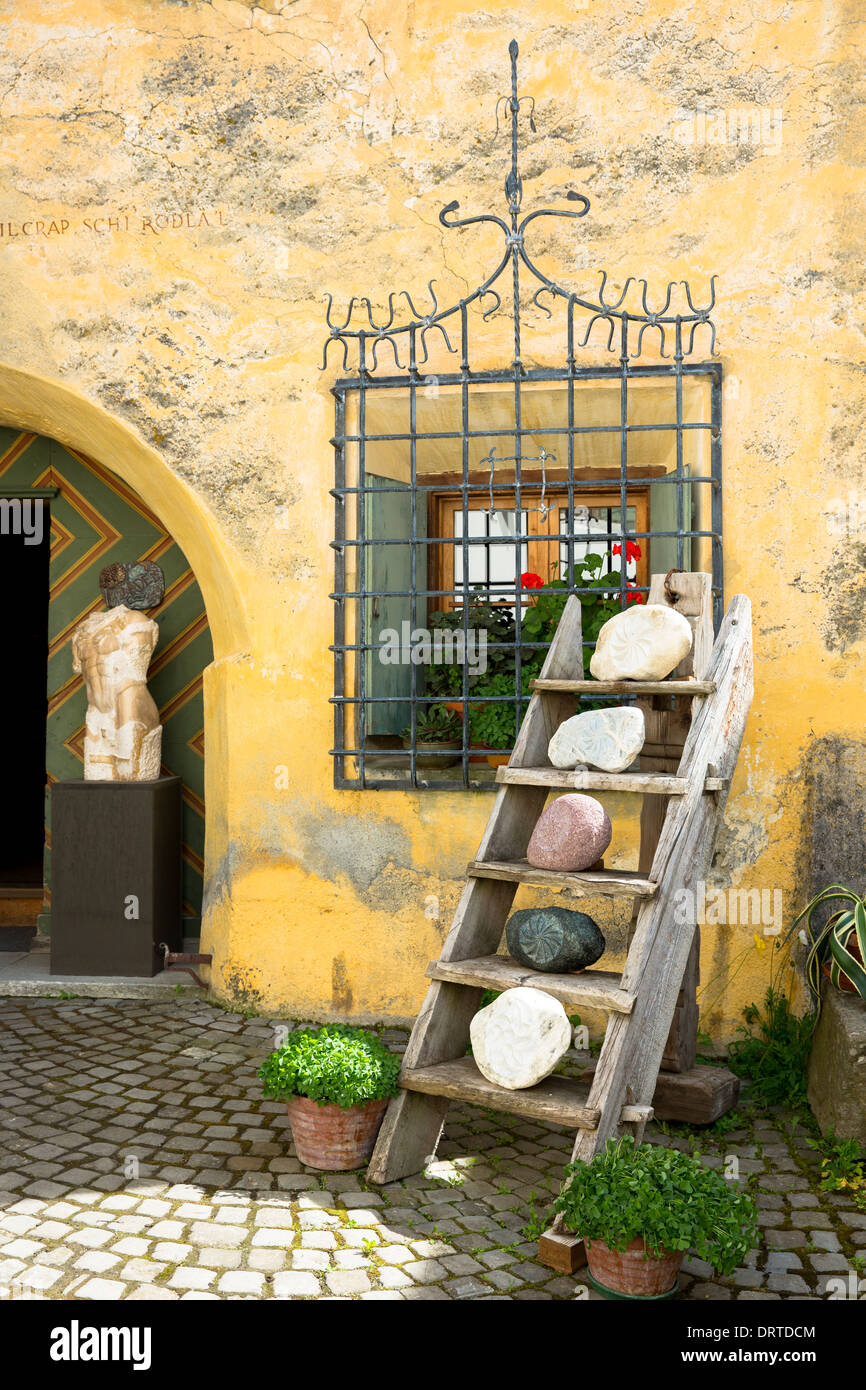 Geschenk-Shop im Engadin Dorf Guarda mit alten bemalten 17. Jahrhundert Steinbauten, Schweiz Stockfoto