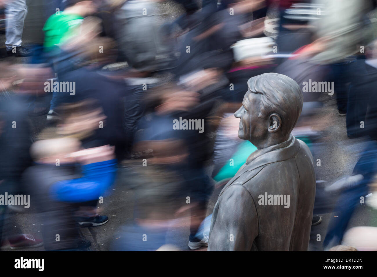 Statue von Sir Bobby Robson außerhalb Newcastle United Grund Stockfoto