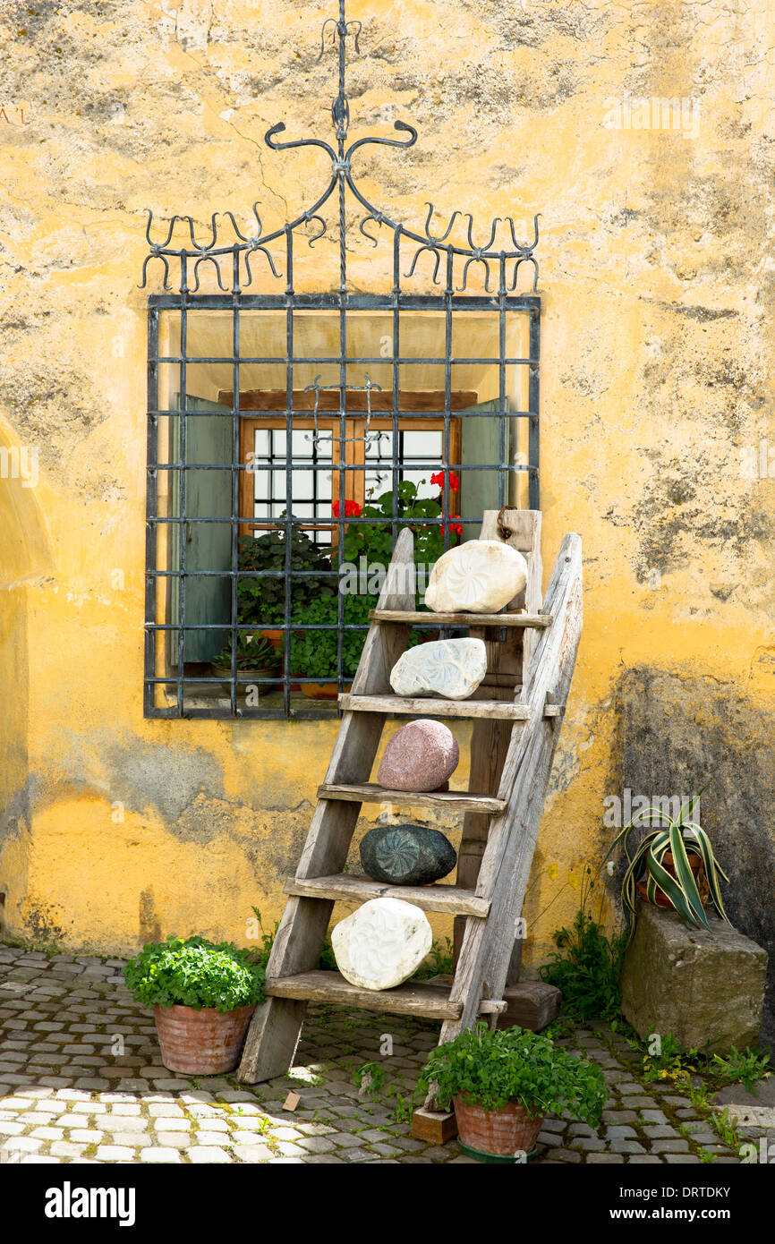 Geschenk-Shop im Engadin Dorf Guarda mit alten bemalten 17. Jahrhundert Steinbauten, Schweiz Stockfoto