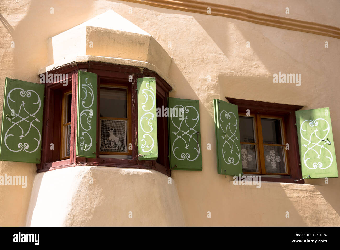 Erker im Engadin Dorf Guarda mit alten bemalten 17. Jahrhundert Steinbauten, Schweiz Stockfoto