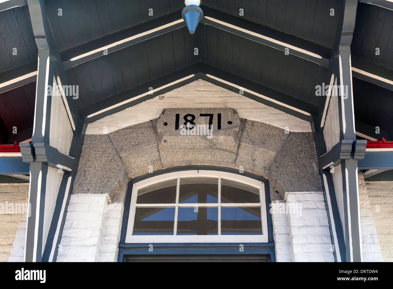 Gewölbte Spiegel Fenster, vom Bogen Keystone und Eintrag Vordach der Leuchtturmwärter Hütte. Stockfoto