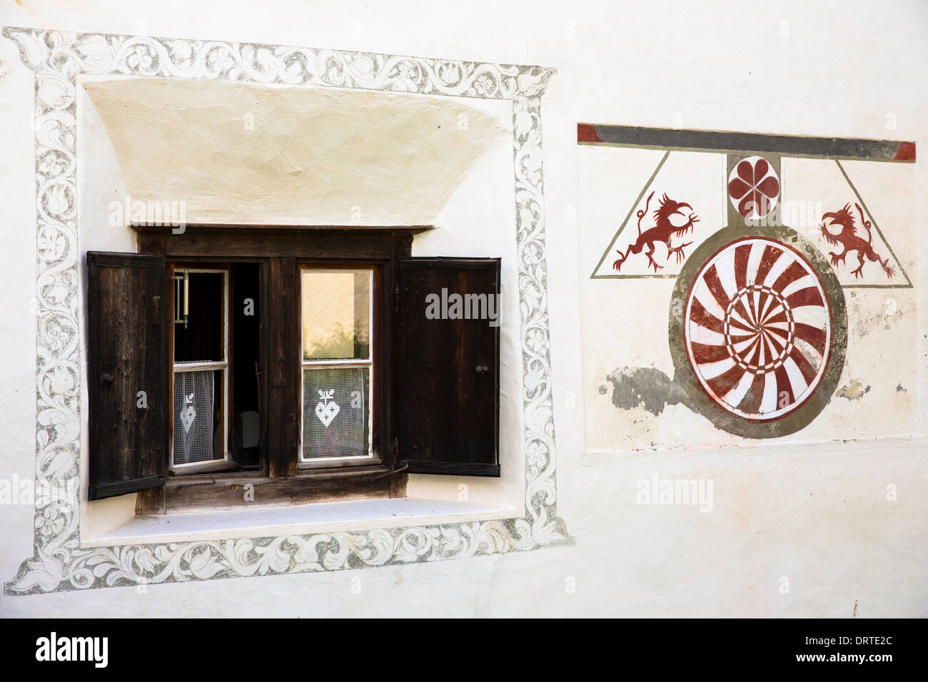 Haus im Engadiner Tal im Dorf Guarda mit alten bemalten Stein aus dem 17. Jahrhundert Fenster Detail, Schweiz Stockfoto