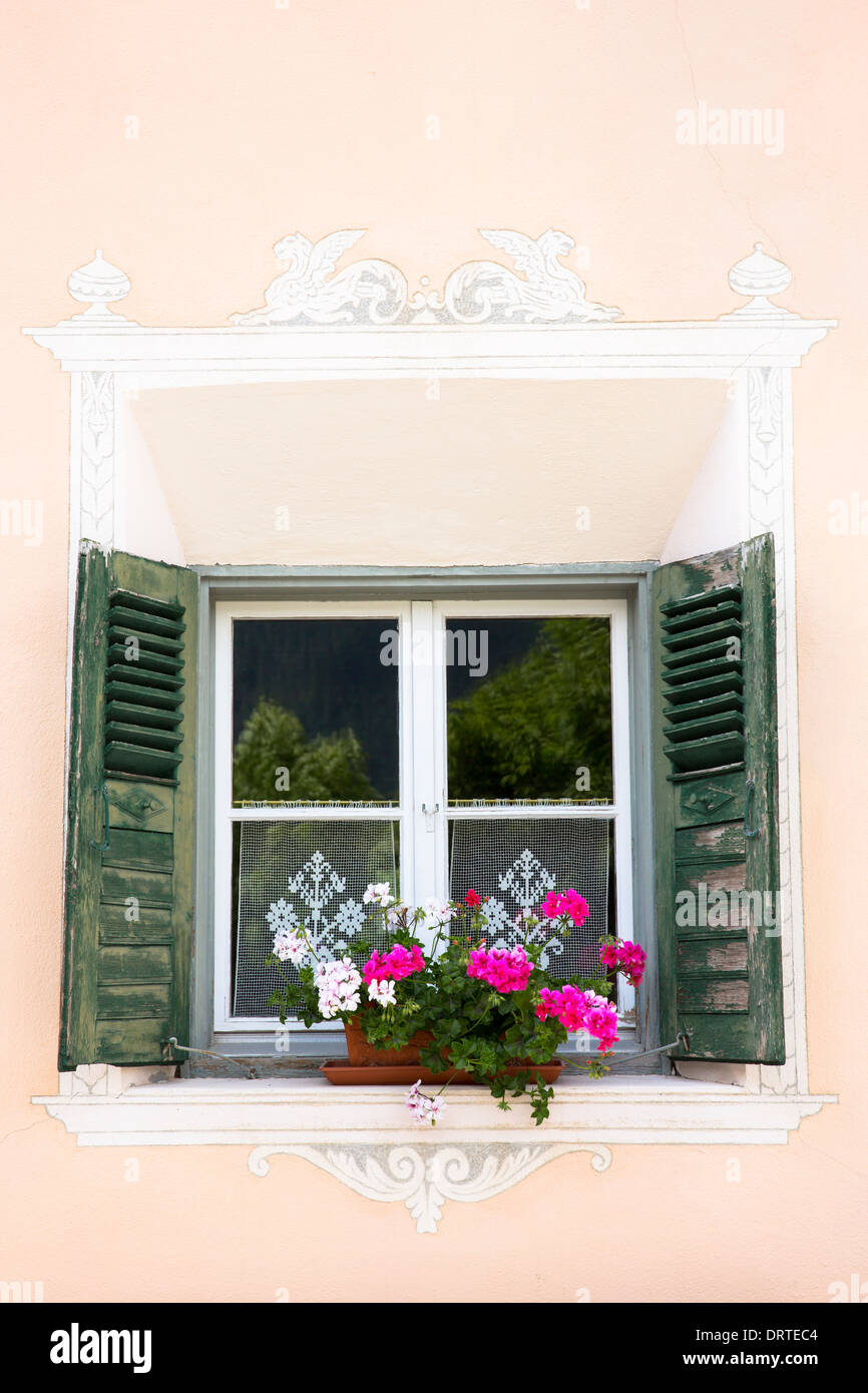Detail des Fensters im Engadin im Dorf Guarda mit alten bemalten Stein beherbergt 17. Jahrhundert, Schweiz Stockfoto