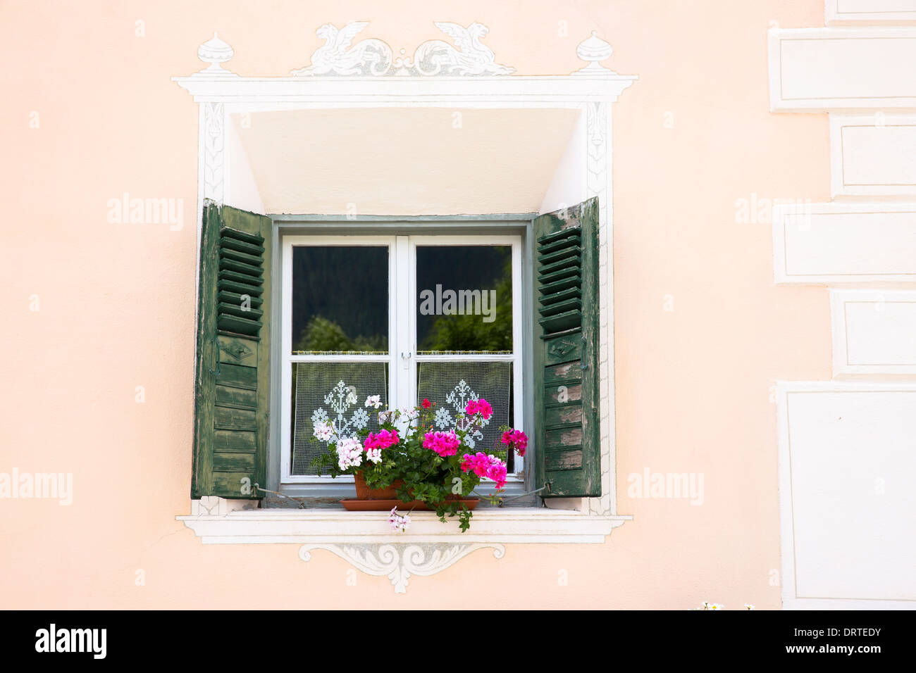 Detail des Fensters im Engadin im Dorf Guarda mit alten bemalten Stein beherbergt 17. Jahrhundert, Schweiz Stockfoto